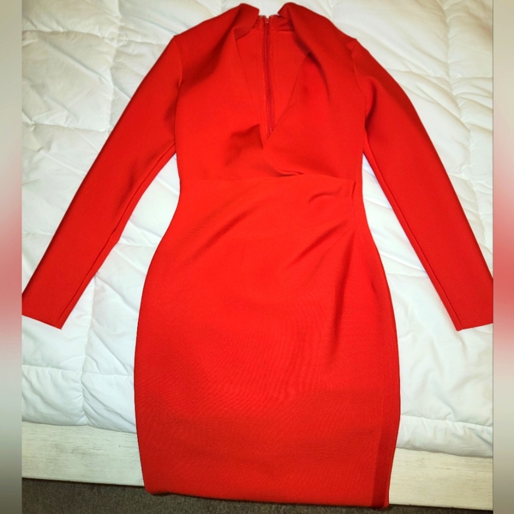 *NEVER BEEN WORN* Red bandage low cut dress